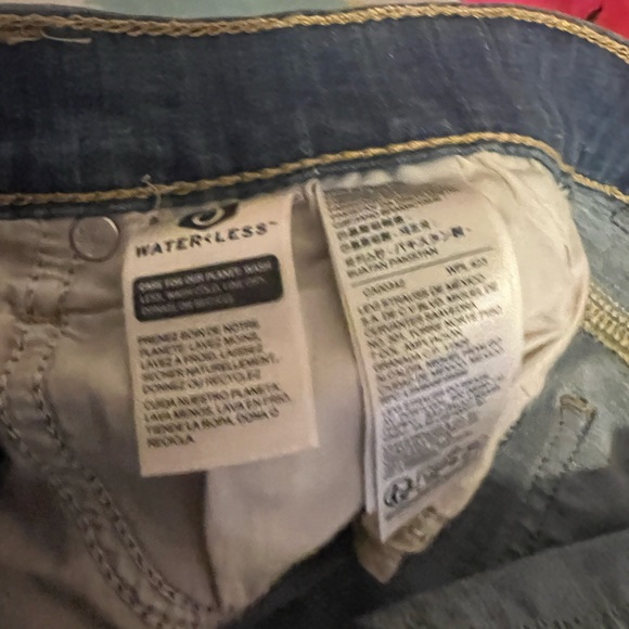 Levi’s Mid Length Jean Shorts - Picture 7 of 7